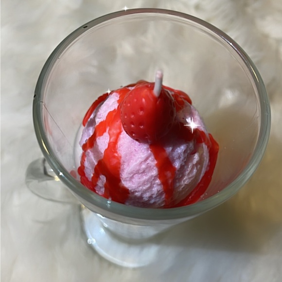 Strawberry ice cream 🍨 dessert candle - Picture 3 of 3